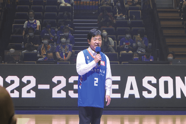 水戸市長高橋やすしがバスケットチーム茨城ロボッツの試合で挨拶している写真