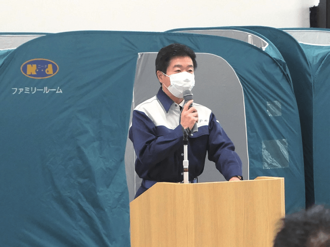 水戸市長高橋やすしが防災訓練にて話している写真